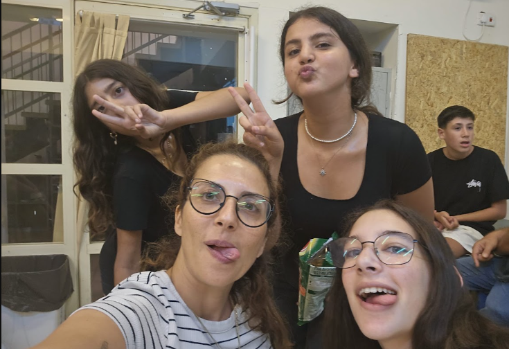 תמונה של תלמידות רוקדות ומשתעשעות בפעילות חונכות