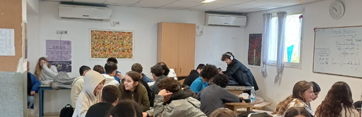 תמונת תלמידי חטיבת הביניים במפגש כיתתי במועדון